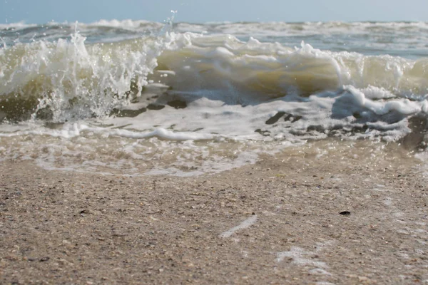 Derin mavi fırtınalı deniz suyu yüzeyi köpük ve dalga desenli, doğal arka plan fotoğrafı.