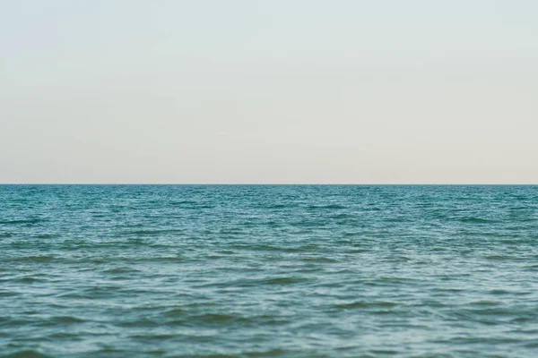 Sakin, sakin, dalgasız, sisli bir deniz.