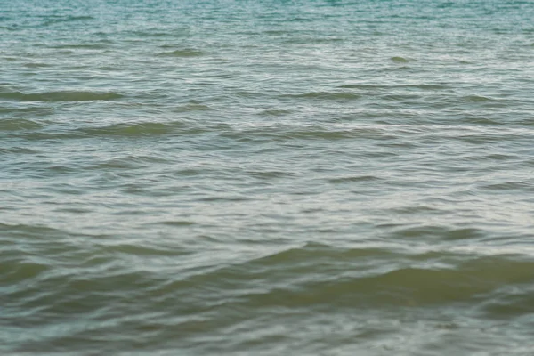 Günbatımında sörf ile deniz kumlu plaj