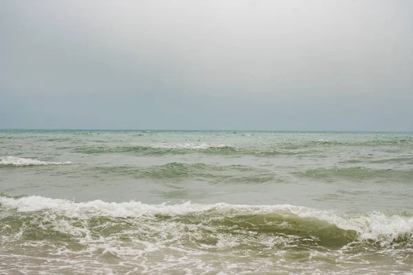 Sakin, sakin, dalgasız, sisli bir deniz.