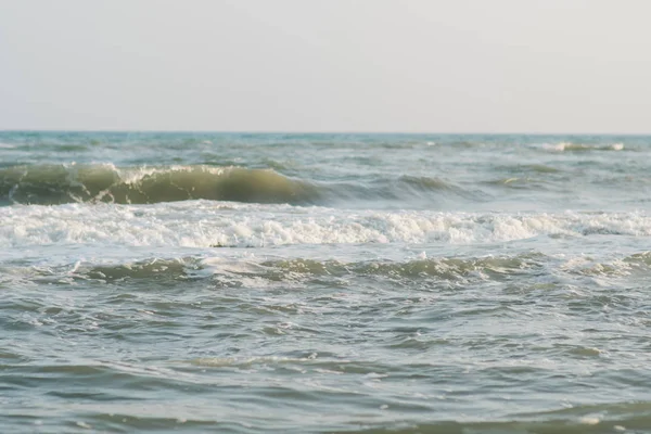 Derin mavi fırtınalı deniz suyu yüzeyi köpük ve dalga desenli, doğal arka plan fotoğrafı. — Stok fotoğraf