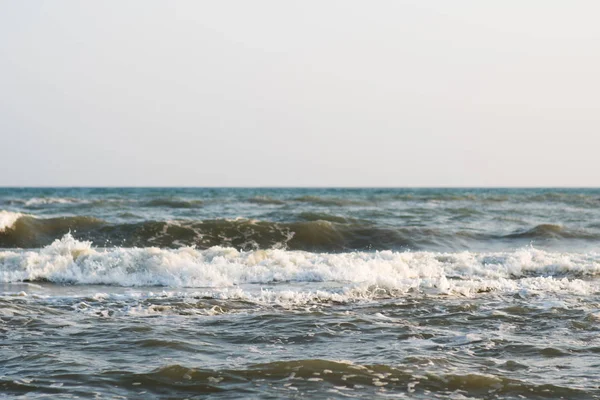 平静的蓝色大海，没有波浪，背阴朦胧 — 图库照片