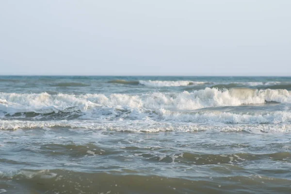 Nyugodt, nyugodt, kék tenger hullámok nélkül, ködös háttérrel. — Stock Fotó