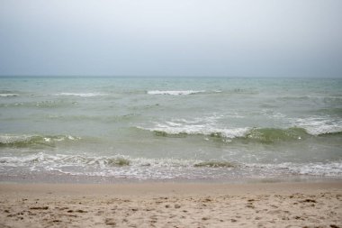 Sakin, sakin, dalgasız, sisli bir deniz.