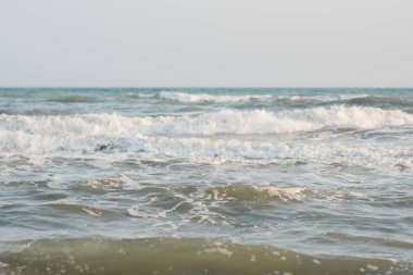 Sakin, sakin, dalgasız, sisli bir deniz.