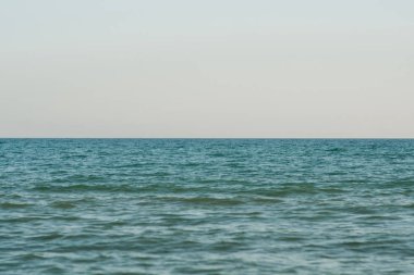 Sakin, sakin, dalgasız, sisli bir deniz.