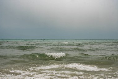 Sakin, sakin, dalgasız, sisli bir deniz.