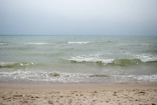 Sakin, sakin, dalgasız, sisli bir deniz.