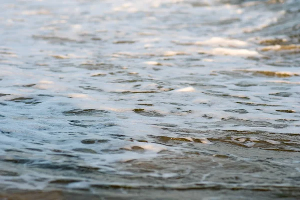 Güzel mavi okyanus dalgası ve köpük