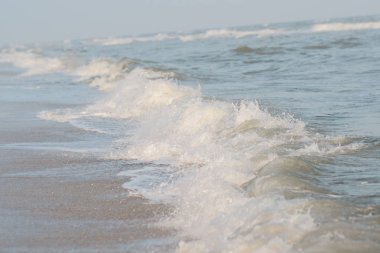 Derin mavi fırtınalı deniz suyu yüzeyi köpük ve dalga desenli, doğal arka plan fotoğrafı.
