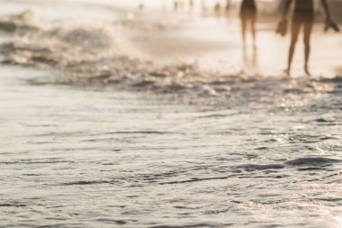 Günbatımında sörf ile deniz kumlu plaj