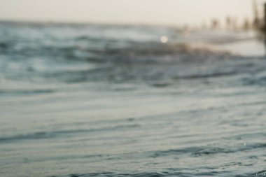 Günbatımında sörf ile deniz kumlu plaj