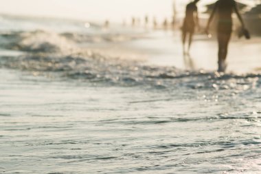 Günbatımında sörf ile deniz kumlu plaj