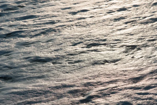 Deep blu tempestoso superficie dell'acqua di mare con schiuma e onde modello, foto di sfondo naturale — Foto Stock