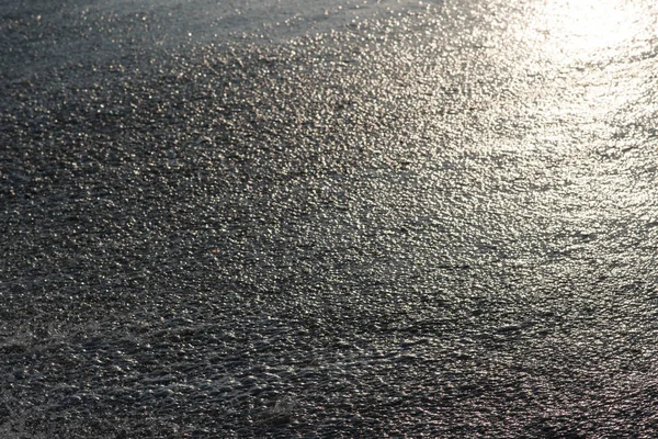 Deep blu tempestoso superficie dell'acqua di mare con schiuma e onde modello, foto di sfondo naturale — Foto Stock