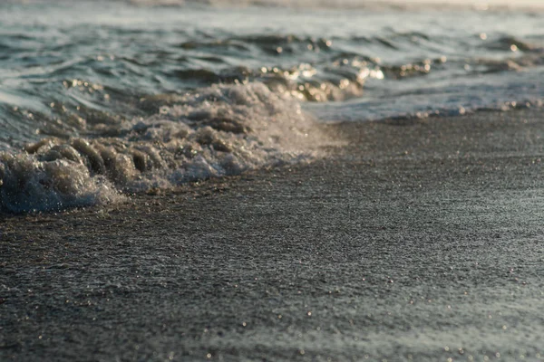 Djup blå stormig havsvatten yta med skum och vågor mönster, naturlig bakgrund foto — Stockfoto