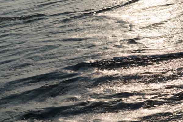Djup blå stormig havsvatten yta med skum och vågor mönster, naturlig bakgrund foto — Stockfoto