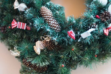 Noel beyaz yakın çekim izole Ökseotu ile dekoratif çelenk yapraklar