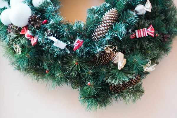 Рождественский декоративный венок с листьями омелы, изолированные на белом крупным планом — стоковое фото