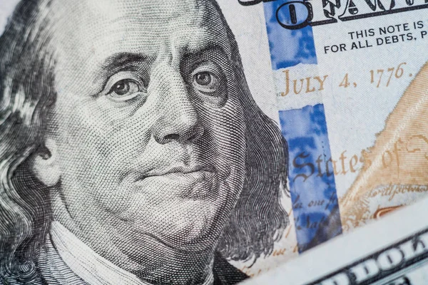 Macro close-up van Ben Franklin's gezicht op de US dollar bill. — Stockfoto