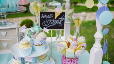 Lezzetli çikolata ayrıntıları ile sürahiler tatlılar, çerezler ve marshmallow, şeker, waffle, çerezler ve macaroons, tatlılar kavramı üzerinde çocuk doğum günü