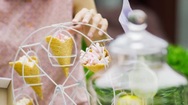 Lezzetli çikolata ayrıntıları ile sürahiler tatlılar, çerezler ve marshmallow, şeker, waffle, çerezler ve macaroons, tatlılar kavramı üzerinde çocuk doğum günü