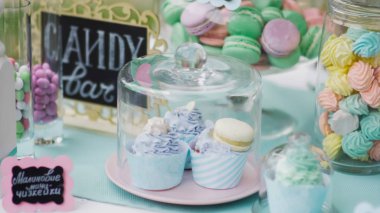 Lezzetli çikolata ayrıntıları ile sürahiler tatlılar, çerezler ve marshmallow, şeker, waffle, çerezler ve macaroons, tatlılar kavramı üzerinde çocuk doğum günü