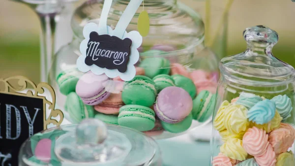 Lezzetli çikolata ayrıntıları ile sürahiler tatlılar, çerezler ve marshmallow, şeker, waffle, çerezler ve macaroons, tatlılar kavramı üzerinde çocuk doğum günü