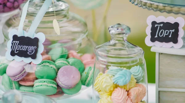 Lezzetli çikolata ayrıntıları ile sürahiler tatlılar, çerezler ve marshmallow, şeker, waffle, çerezler ve macaroons, tatlılar kavramı üzerinde çocuk doğum günü