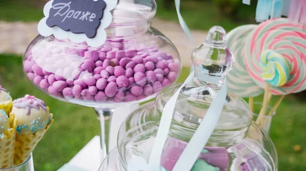 Lezzetli çikolata ayrıntıları ile sürahiler tatlılar, çerezler ve marshmallow, şeker, waffle, çerezler ve macaroons, tatlılar kavramı üzerinde çocuk doğum günü