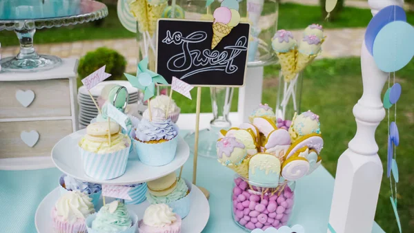 Lezzetli çikolata ayrıntıları ile sürahiler tatlılar, çerezler ve marshmallow, şeker, waffle, çerezler ve macaroons, tatlılar kavramı üzerinde çocuk doğum günü