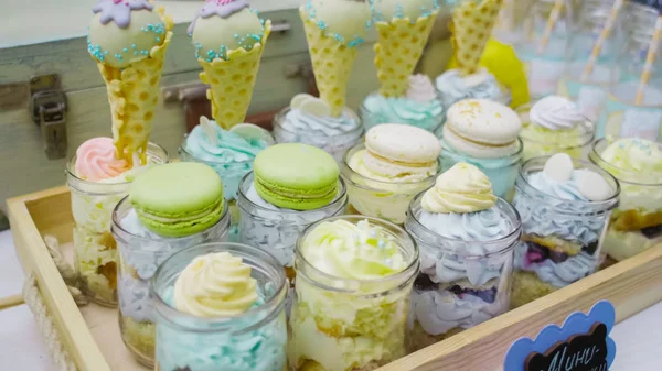 Lezzetli çikolata ayrıntıları ile sürahiler tatlılar, çerezler ve marshmallow, şeker, waffle, çerezler ve macaroons, tatlılar kavramı üzerinde çocuk doğum günü