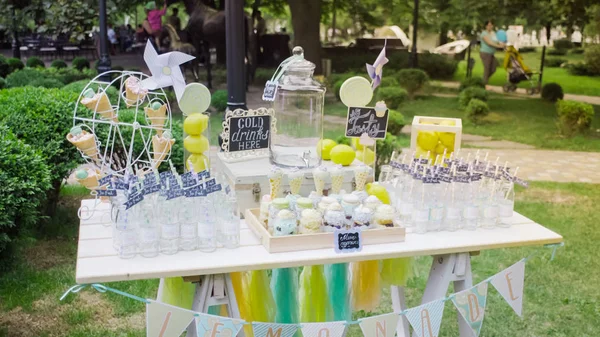 Details einer leckeren Schokoriegel mit Krügen mit Süßigkeiten, Keksen und Marshmallows, Süßigkeiten, Waffeln, Keksen und Makronen, Süßigkeitenkonzept zum Kindergeburtstag — Stockfoto