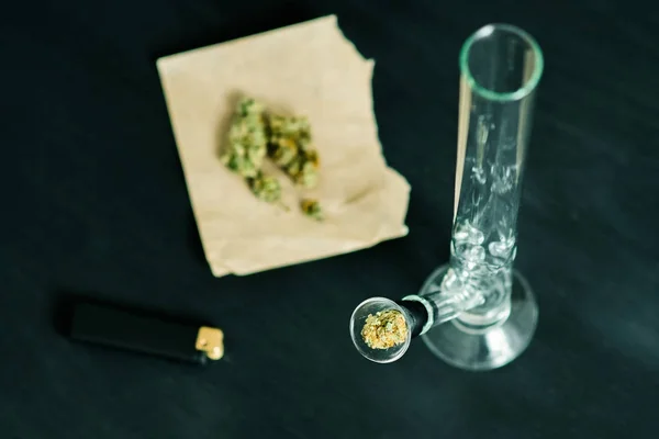 Bong a marihuana, thc květina cannabis Sativa a Indica zblízka na černém pozadí. životní styl pojmy legalizace marihuany v USA a světě. Mělké rozostření. — Stock fotografie