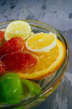 Şeffaf kabarcıkları ile suda narenciye plaka portakal, limon, greyfrut, Pamela limonata