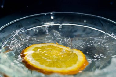 Tropikal meyveler Büyük bir su sıçramasıyla derin sulara düşer