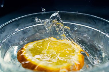 Tropikal meyveler Büyük bir su sıçramasıyla derin sulara düşer