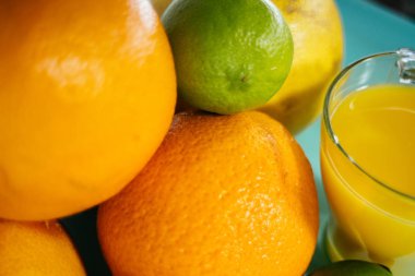 Portakal, portakal, ıhlamur, limon, zeytin, greyfurt ve bir bardak portakal suyu.