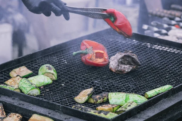 Grilled vegetable and meat skewers in a herb marinade on a grill pan, top view — Stock Photo, Image