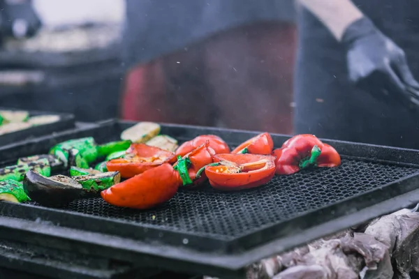 Grilled vegetable and meat skewers in a herb marinade on a grill pan, top view — Stock Photo, Image