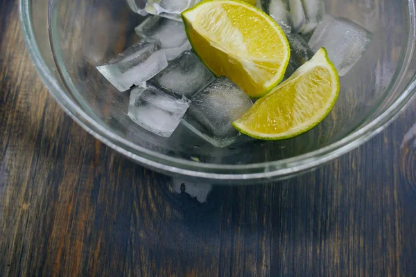 Ice cubes and lime on a white background and with soft shadow. — Stock Photo, Image