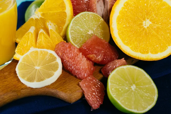 감귤 류, 오렌지, 레몬, 라임, 자 몽, 포 멜로 빈티지 보드, 레모네이드와 청록색 배경에서 유리의 유리에서 주스에 — 스톡 사진