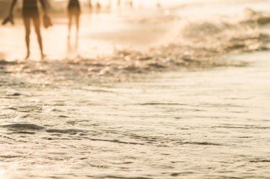 Günbatımında sörf ile deniz kumlu plaj