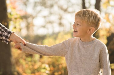 Mutlu çocuk çocuk güneşte oynarken parkta annemle