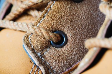 Makro sarı süet ayakkabı ve ayakkabı bağcığı ahşap arka plan üzerinde botlar. Sonbahar ya da Kış Ayakkabı. Makro