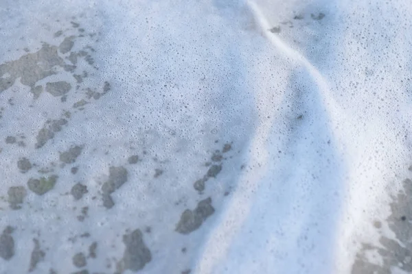 Tormentosa superficie de agua de mar azul profundo con patrón de espuma y olas, foto de fondo natural —  Fotos de Stock