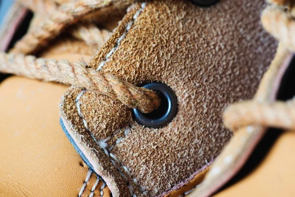 Makro sarı süet ayakkabı ve ayakkabı bağcığı ahşap arka plan üzerinde botlar. Sonbahar ya da Kış Ayakkabı. Makro