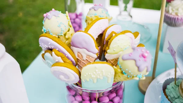 Szczegóły smaczny przysmak z dzbanki słodycze, ciasteczka i marshmallows, Candy, gofry, pliki cookie i macaroons, koncepcja słodycze na urodziny dla dzieci — Zdjęcie stockowe