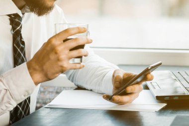 iş yerinde bir iş adamı. yakışıklı genç adam gömlekli sakallı ve onun çalışma evinde otururken dizüstü bilgisayarda çalışma kravat