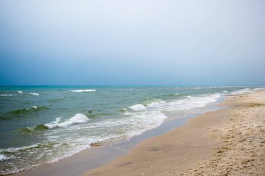 Sakin, sakin, dalgasız, sisli bir deniz.